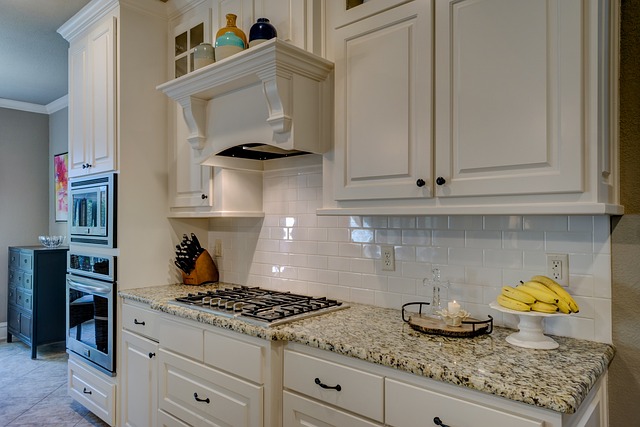 Jak wybrać idealne dekoracje ścienną, aby odmienić atmosferę w twojej kuchni?