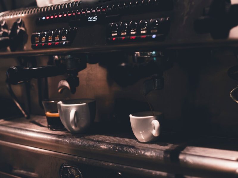 Czy ekspres do kawy Jura E8 Dark Inox EB jest odpowiedni dla twojej kawiarni?