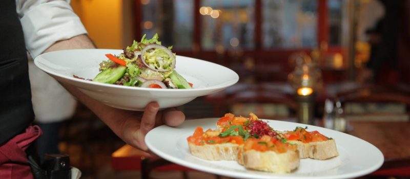 Jak wybrać odpowiednie wyposażenie do restauracji? Poradnik po tacy kelnerskiej, półkach nierdzewnych i deskach HACCP