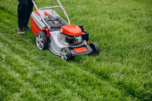 Jak dbać o kosiarki spalinowe z napędem, aby służyły przez lata?