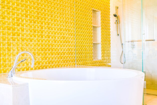 Jak wybrać idealne płytki do małej łazienki: praktyczne porady i inspiracje