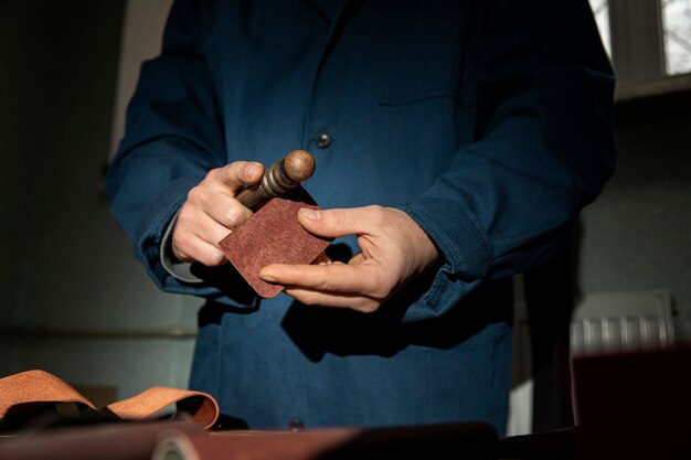 Jak dbać o portfel ze skóry naturalnej, by służył przez lata?