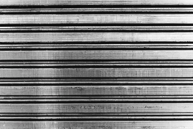 Jakie korzyści niesie ze sobą inwestycja w energooszczędne drzwi garażowe z funkcjami antywłamaniowymi?