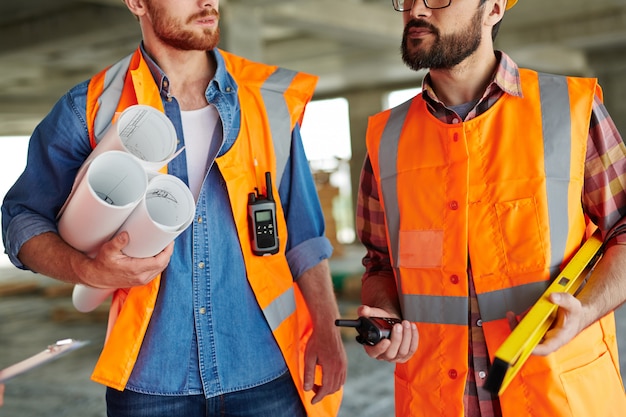 Jakie innowacje w odzieży roboczej poprawiają bezpieczeństwo i komfort pracy?