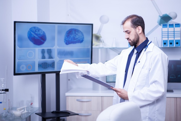 Nowoczesne podejście do telemedycyny w neurologii: korzyści i wyzwania