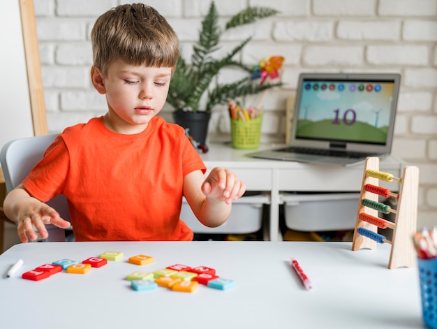 Jak zabawki edukacyjne mogą wspierać rozwój językowy dzieci?
