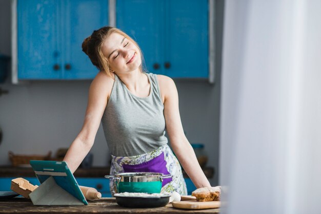 Kuchenne rytuały: Jak gotowanie może stać się twoją codzienną chwilą spokoju i relaksu